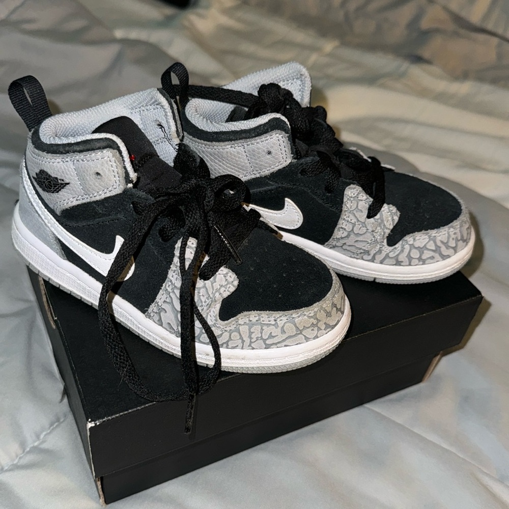 Kids Jordan 1 black & grey size 9
